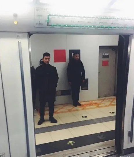 网友偶遇黄晓明坐地铁，这是真的吗？