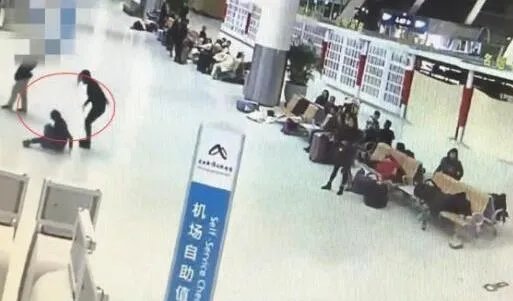 机场抢座反被打:挑事一方5秒就被KO