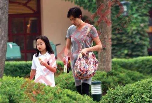 成龙的女儿叫什么？他女儿11岁了，他管不管女儿了？