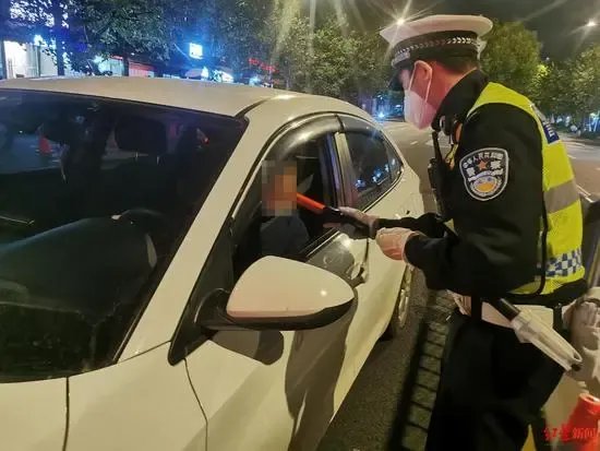 男子酒驾与交警赛跑,称要去吃早餐,如何看待男子这一行为?