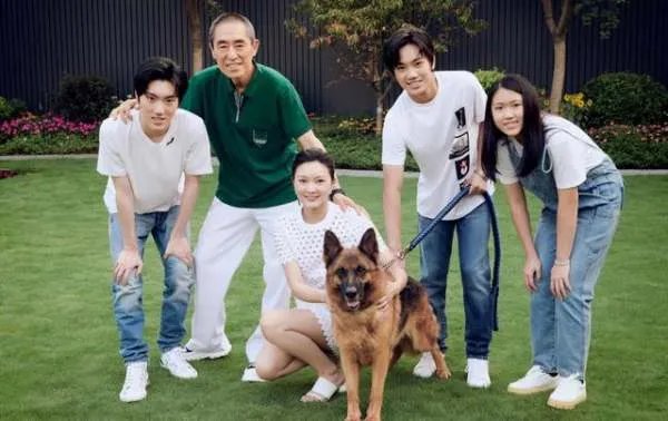 张艺谋的妻女去探班，陈婷打扮的很年轻，你羡慕张艺谋夫妻两人的爱情吗？