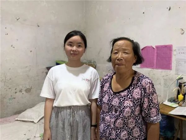 江西都昌那个要带着奶奶上大学的女孩考上了什么学校,近况如何?