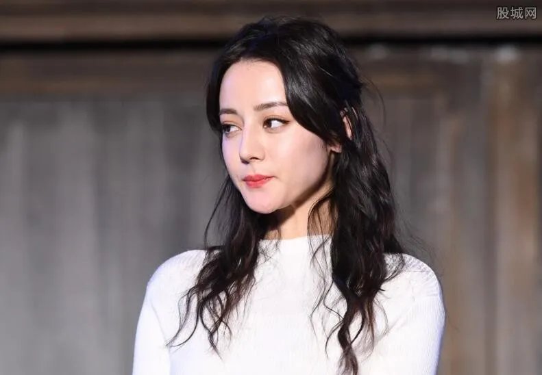 迪丽热巴的胸几罩杯 性感身材丰满胸部太诱人