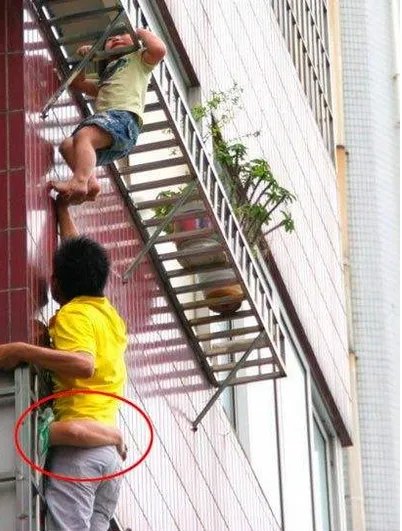 托举哥爬楼救人是怎么回事?