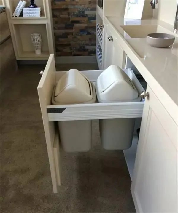 厨房里的垃圾箱,现在流行这样设计!