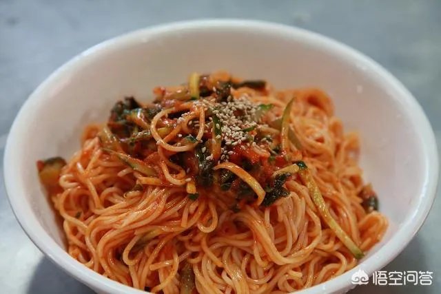 办公室吃酸辣粉被罚款,网友却觉得一点都不委屈,应限制用餐吗?