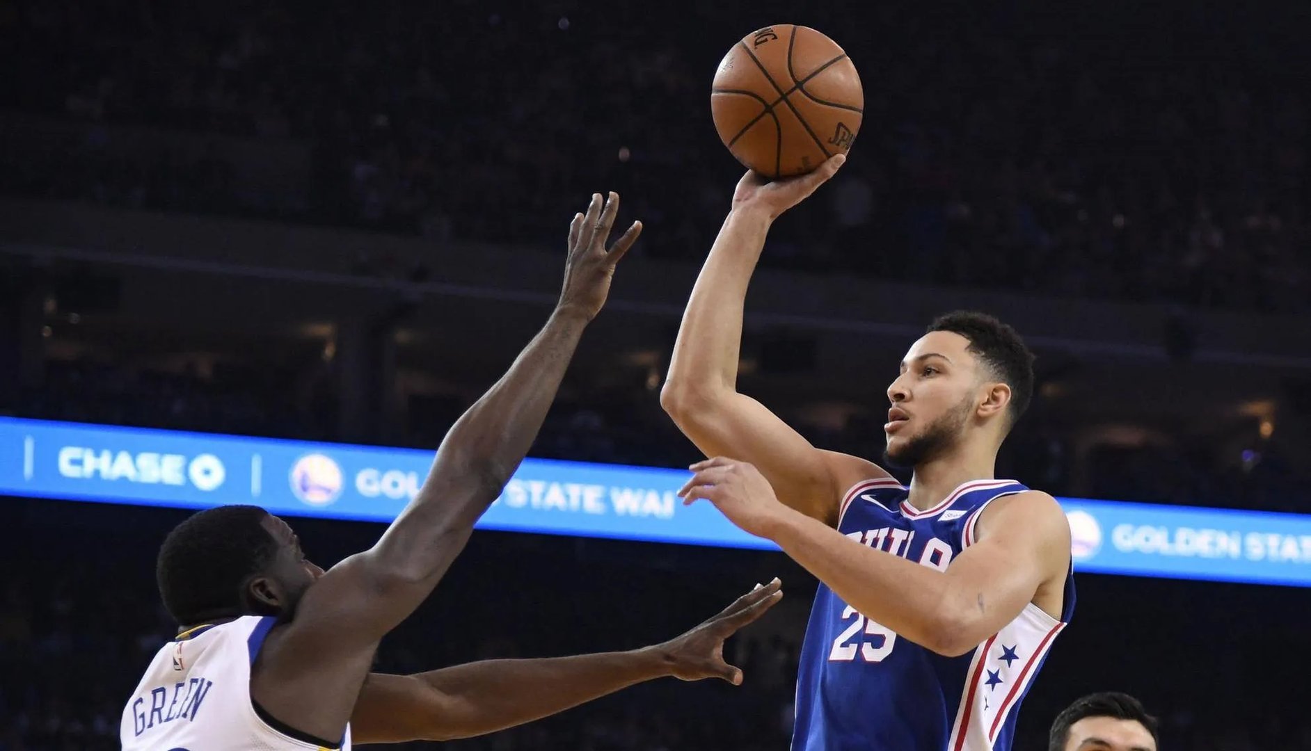 76人球迷怒骂西蒙斯,并烧了他的球衣,他们为何这么做?