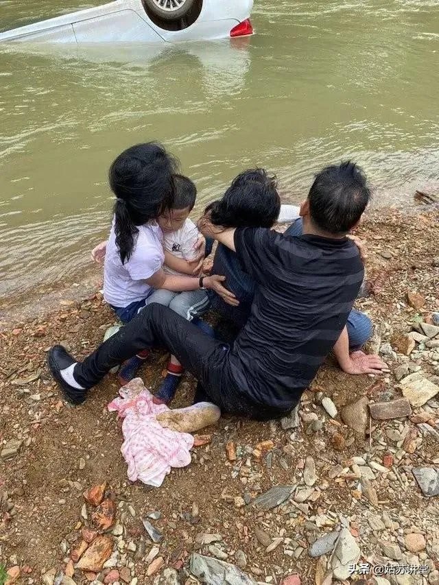 江西小伙95后王亮2分钟勇救4人，立了一等功为什么还被喷？