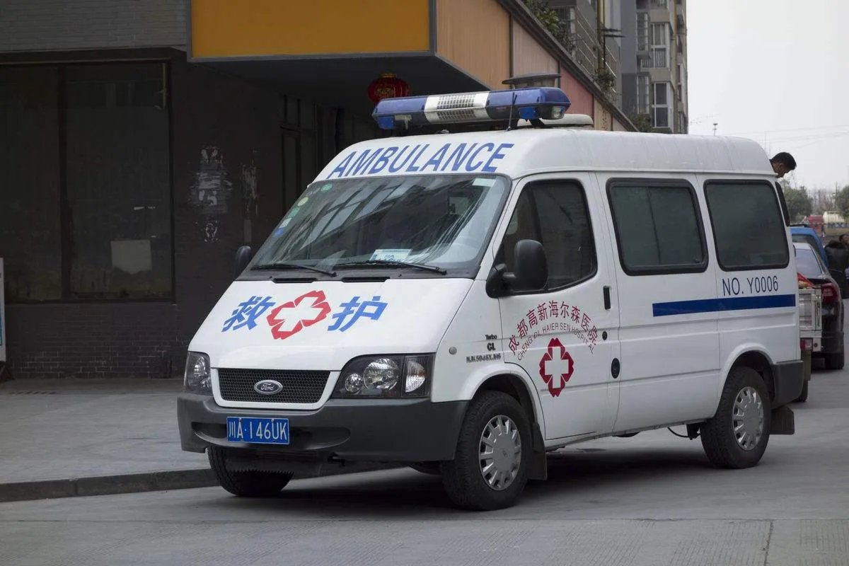 外卖员被救护车二次碾压让人痛心,这是怎么一回事?