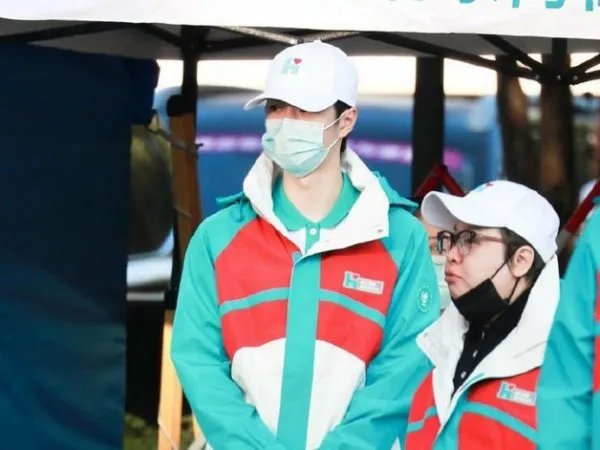 韩红暴瘦后现身机场，戴墨镜和珠链气场强大，她在圈内的影响力有多大？