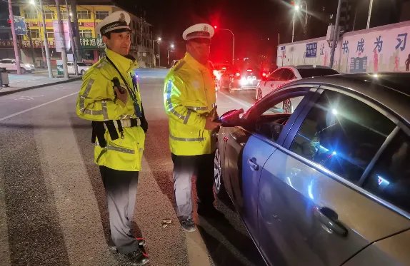 男子酒驾与交警赛跑,称要去吃早餐,如何看待男子这一行为?