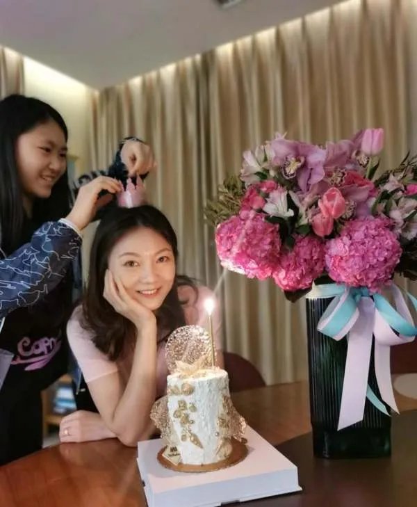 张艺谋的妻女去探班，陈婷打扮的很年轻，你羡慕张艺谋夫妻两人的爱情吗？