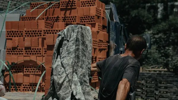 超六成专科生月薪低于5000元,为何还不如工地搬砖?