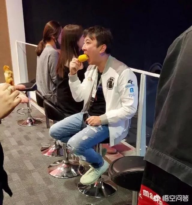 LPL半决赛王思聪现场督战再现“热狗”操作,网友直言“舒服了”到底后台发生了什么?