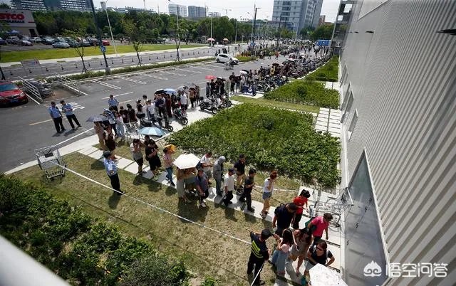 美国超市Costco上海店开业,茅台被抢光,爱马仕被抢光,半天就被买停业,你怎么看?