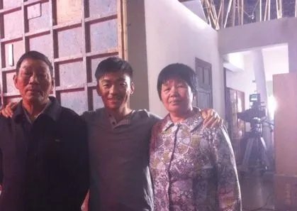 王宝强妈妈是因为什么原因被大家所熟知？