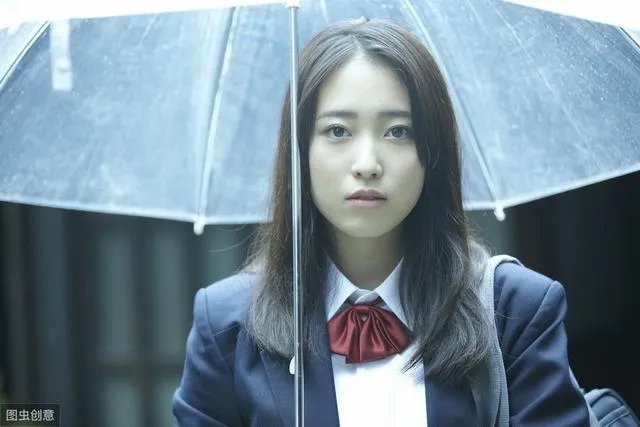 发现班里有个女孩三次拿同学的钱,班主任最好怎么做?