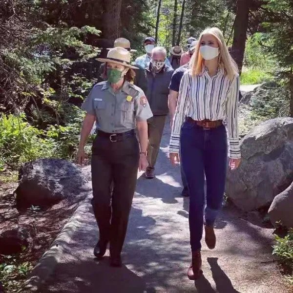 穿小号蓝白衬衫纽扣差点崩开的伊万卡,身上哪一部位很吸睛?