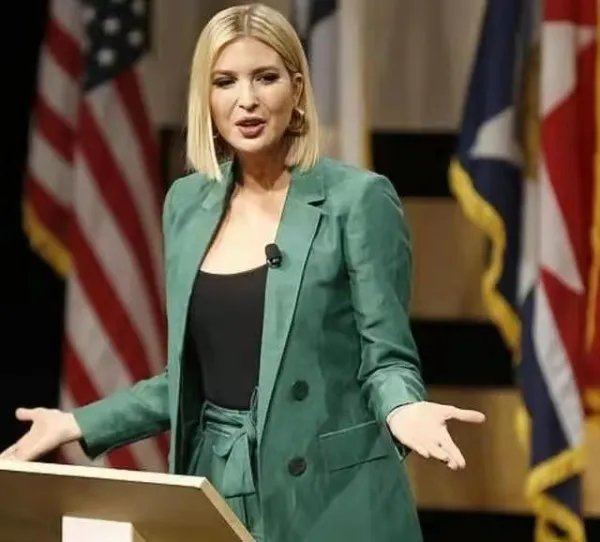 穿小号蓝白衬衫纽扣差点崩开的伊万卡,身上哪一部位很吸睛?