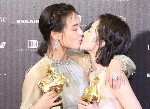 周冬雨探班马思纯，你怎么看？