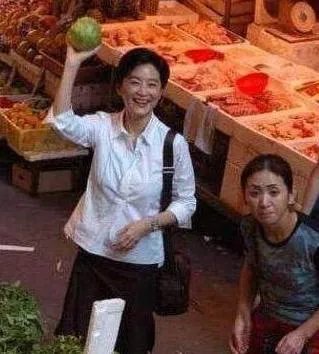 全智贤经常被大家拍到素颜出街，有的不修边幅，有的精神饱满！