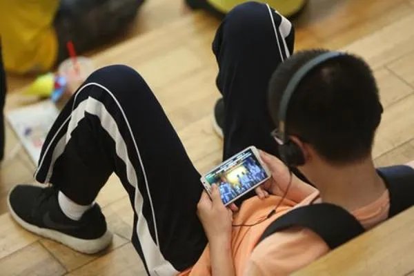 四川一孩子用手机玩游戏，花光父亲看病钱，此事如何处理才不会起反效果？