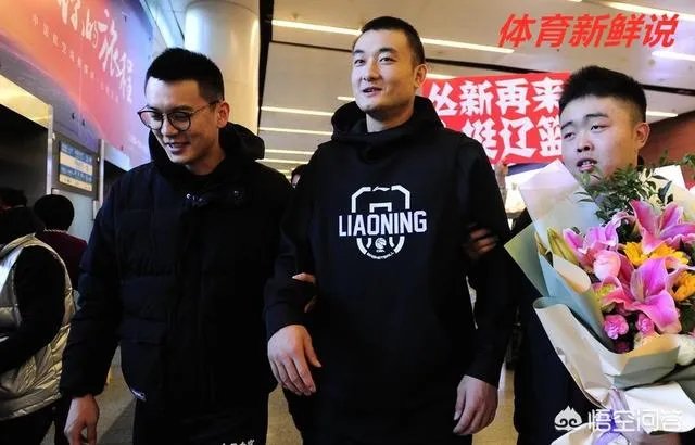 丛明晨今天出院，辽宁男篮的球迷专程到医院欢送！丛明晨能在本赛季回归赛场吗？
