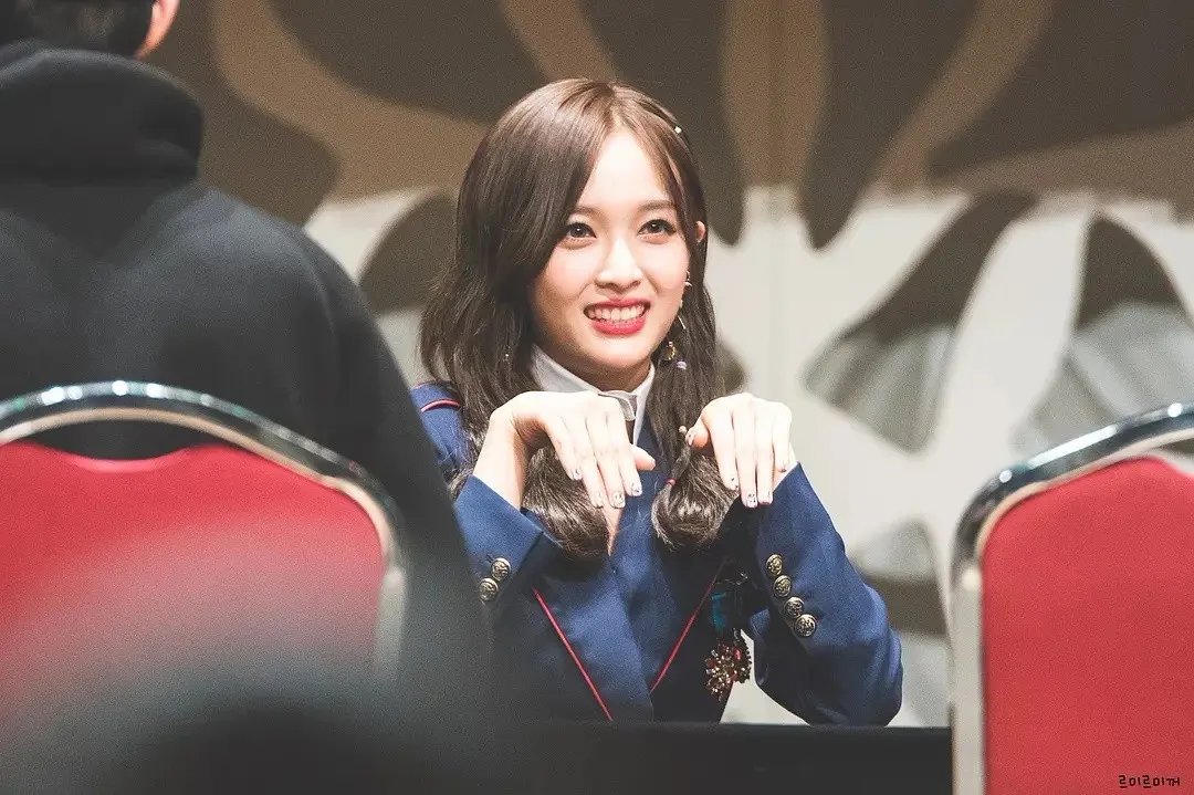 杨超越看秀造型登热搜，这样的杨超越你喜欢吗？