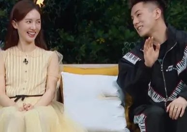 金晨父亲对卡斯柏黑脸，张豆豆父亲尊重女儿决定，你如何看两位爸爸的做法？