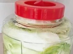 大庆饮料瓶腌酸菜拧开瞬间爆炸，腌酸菜的时候应当注意哪些？