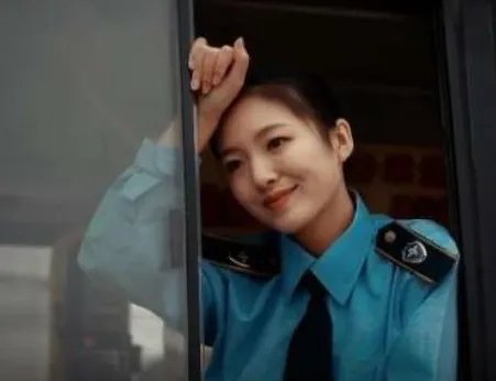 陕西西安“最美公交女司机”走红了，你认为这是意外走红还是刻意曝光呢？