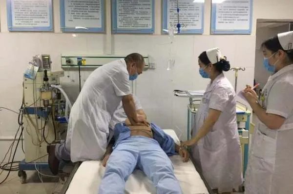 抢救的时候把肋骨给按断了，医生该不该承担责任？