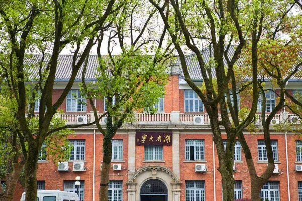 江西都昌那个要带着奶奶上大学的女孩考上了什么学校,近况如何?