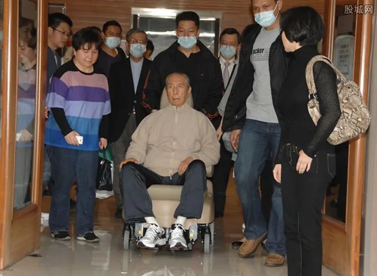 赌王何鸿燊入ICU 被曝何鸿燊身体开始不行了