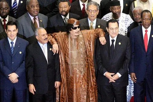 卡扎菲儿子挥金如土，开车逆行无人敢管，他最后是什么下场？