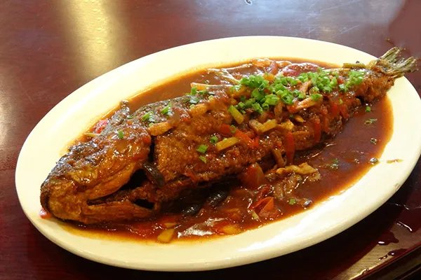 草鱼怎么做好吃 红烧草鱼的简单做法