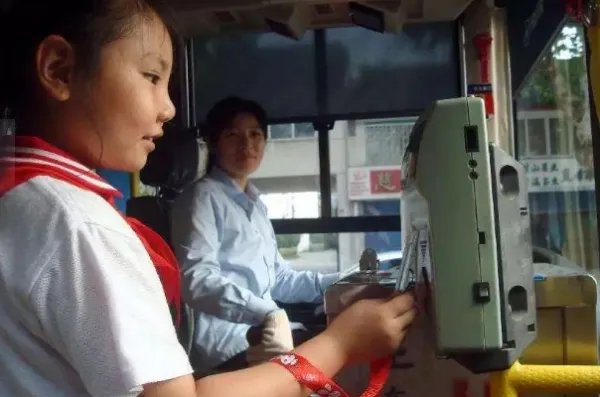 天津儿童免费乘车身高标准提高，说明了什么？