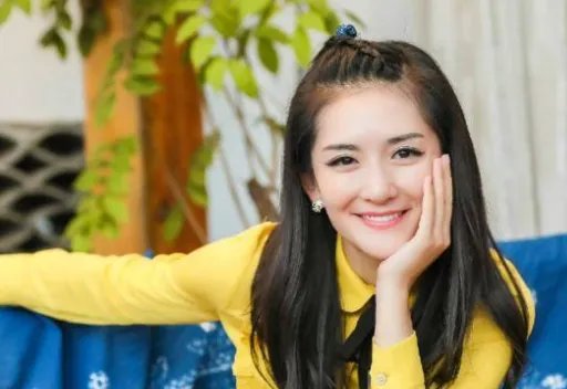 谢娜挺超大孕肚与张杰现身深圳,身材发福明显,被曝疑出境生子是真的吗?