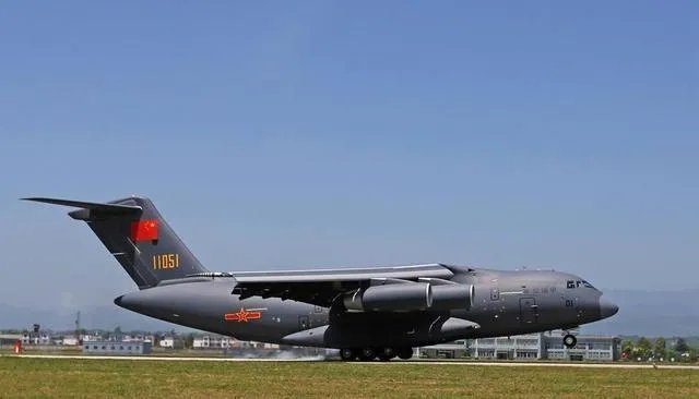 中国运-20运输机一次，能空运多少人？