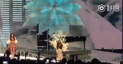 2017维密大秀,超模奚梦瑶不慎摔倒,未来的道路会如何?