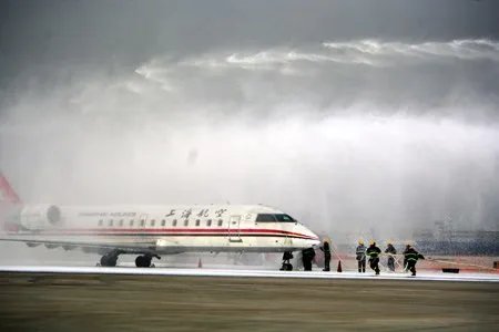 上海浦东机场一架飞机起火,导致飞机起火的原因是什么?