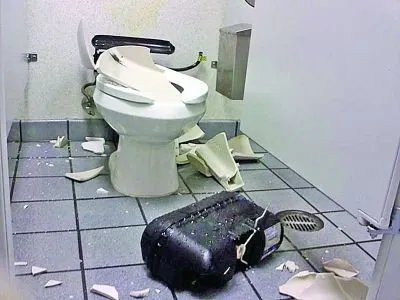 女子上厕所马桶爆裂，使用马桶也会有风险吗？