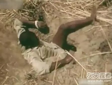 男子将腿伸洞穴 下幕不可思议（组图）