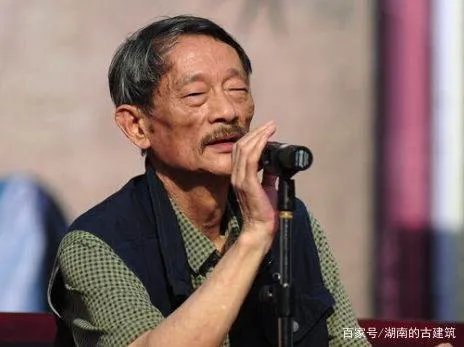 上课布鞋、二郎腿被称当代“扫地僧”的人是谁？