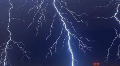 爪哇岛是雷雨中心的原因是什么？