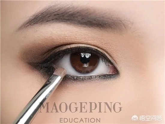 学习化烟熏妆的步骤,清纯优雅的烟熏妆?