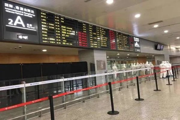 华人回国机票18万，一张瞬间被抢光，欧洲华人如今回国到底有多困难？