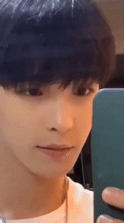 吴京冻到原地转圈圈 有点花样在身上的动态图