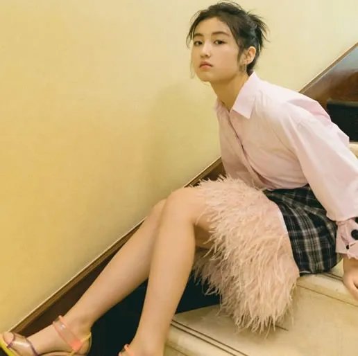 张子枫八卦罕见短裙照曝光：张子枫短裙颜值令人心动