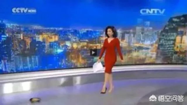 主持节目时高跟鞋掉了怎么办?